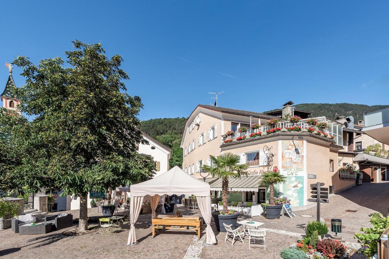 Hotel Weisse Lilie - B&B Rio di Pusteria ภายนอก รูปภาพ