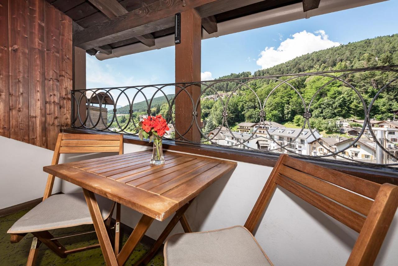 Hotel Weisse Lilie - B&B Rio di Pusteria ภายนอก รูปภาพ