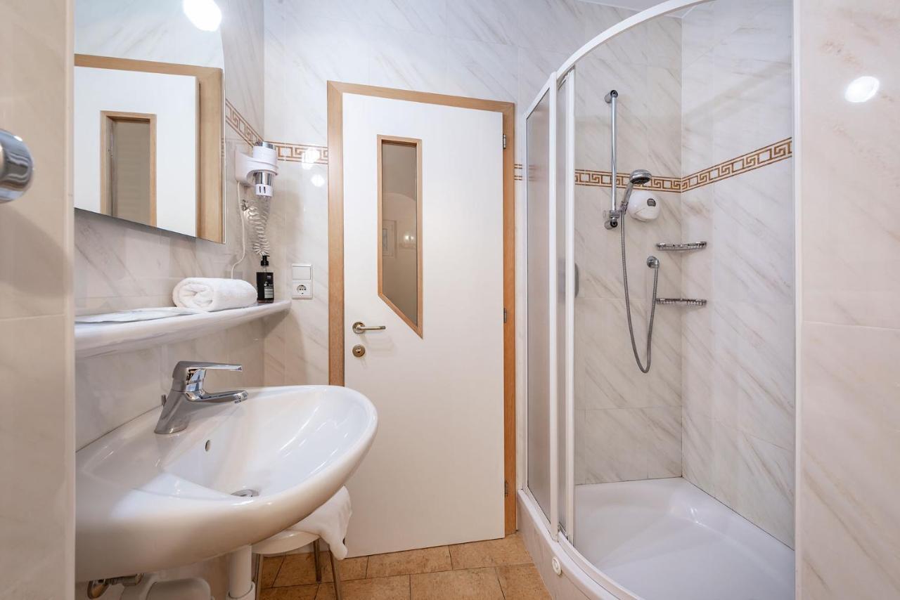 Hotel Weisse Lilie - B&B Rio di Pusteria ภายนอก รูปภาพ