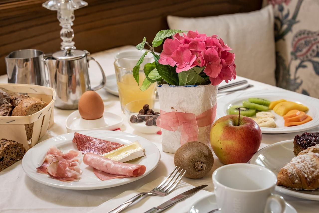 Hotel Weisse Lilie - B&B Rio di Pusteria ภายนอก รูปภาพ