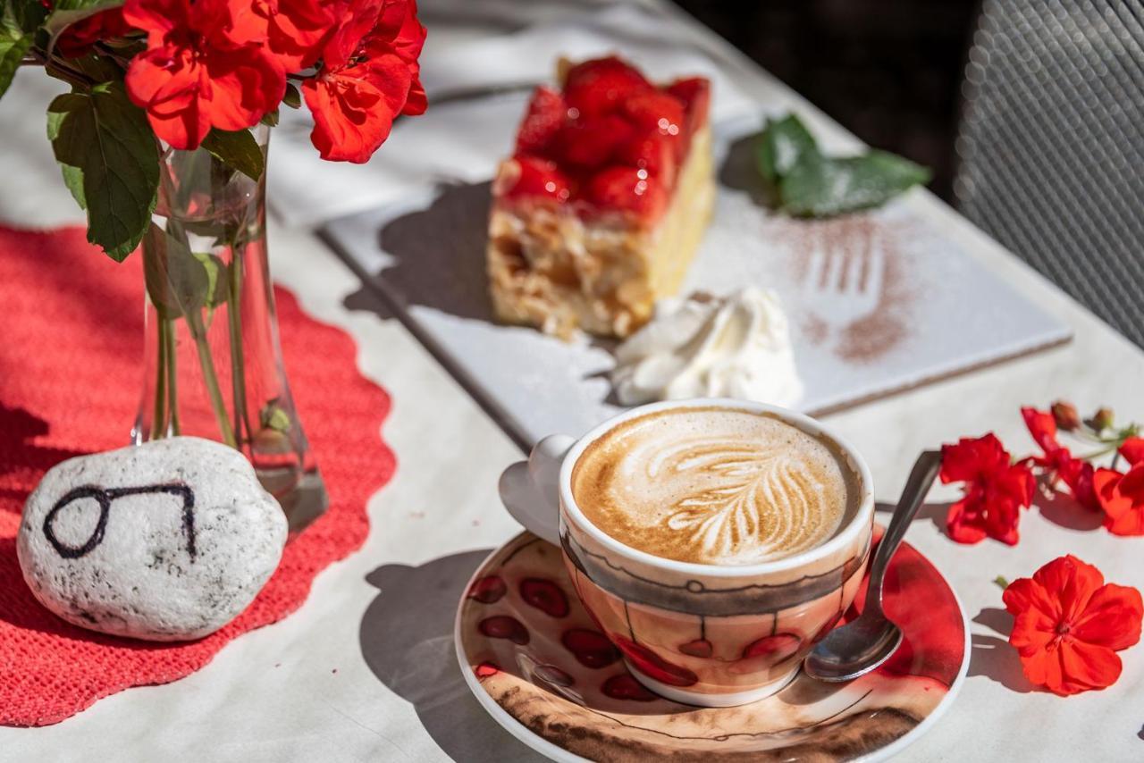 Hotel Weisse Lilie - B&B Rio di Pusteria ภายนอก รูปภาพ