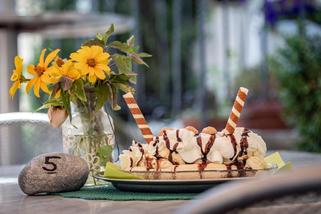 Hotel Weisse Lilie - B&B Rio di Pusteria ภายนอก รูปภาพ