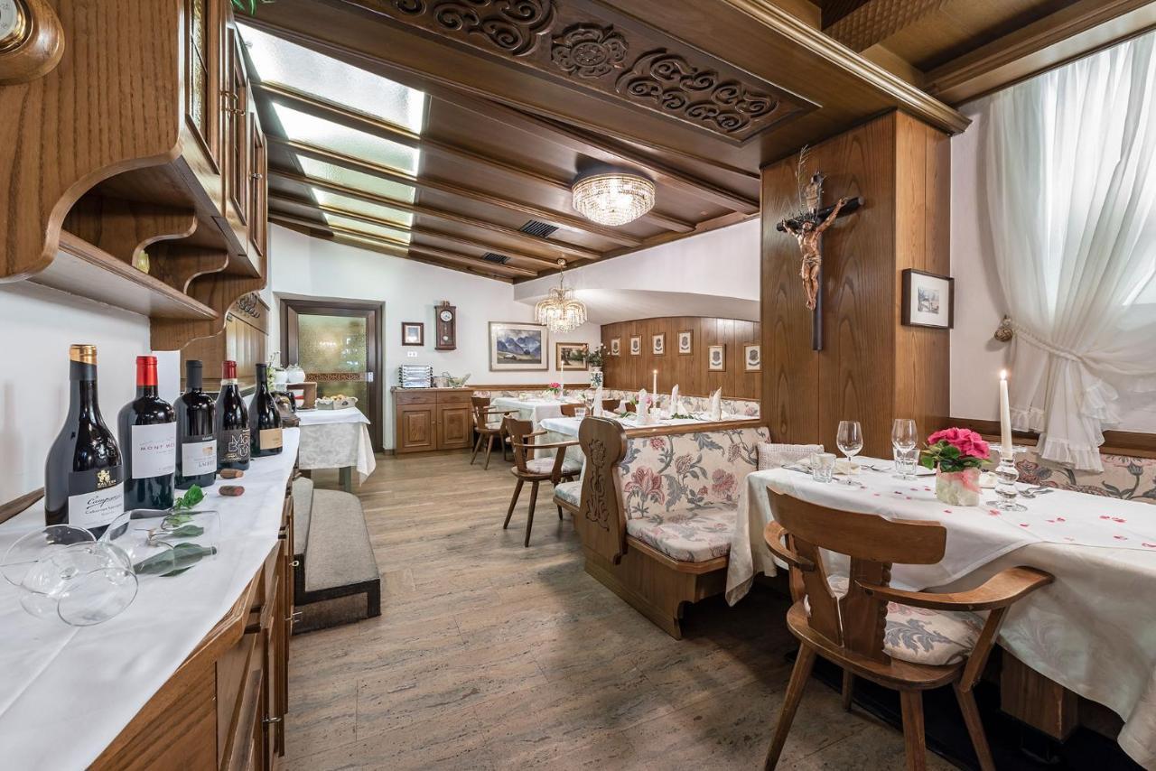 Hotel Weisse Lilie - B&B Rio di Pusteria ภายนอก รูปภาพ
