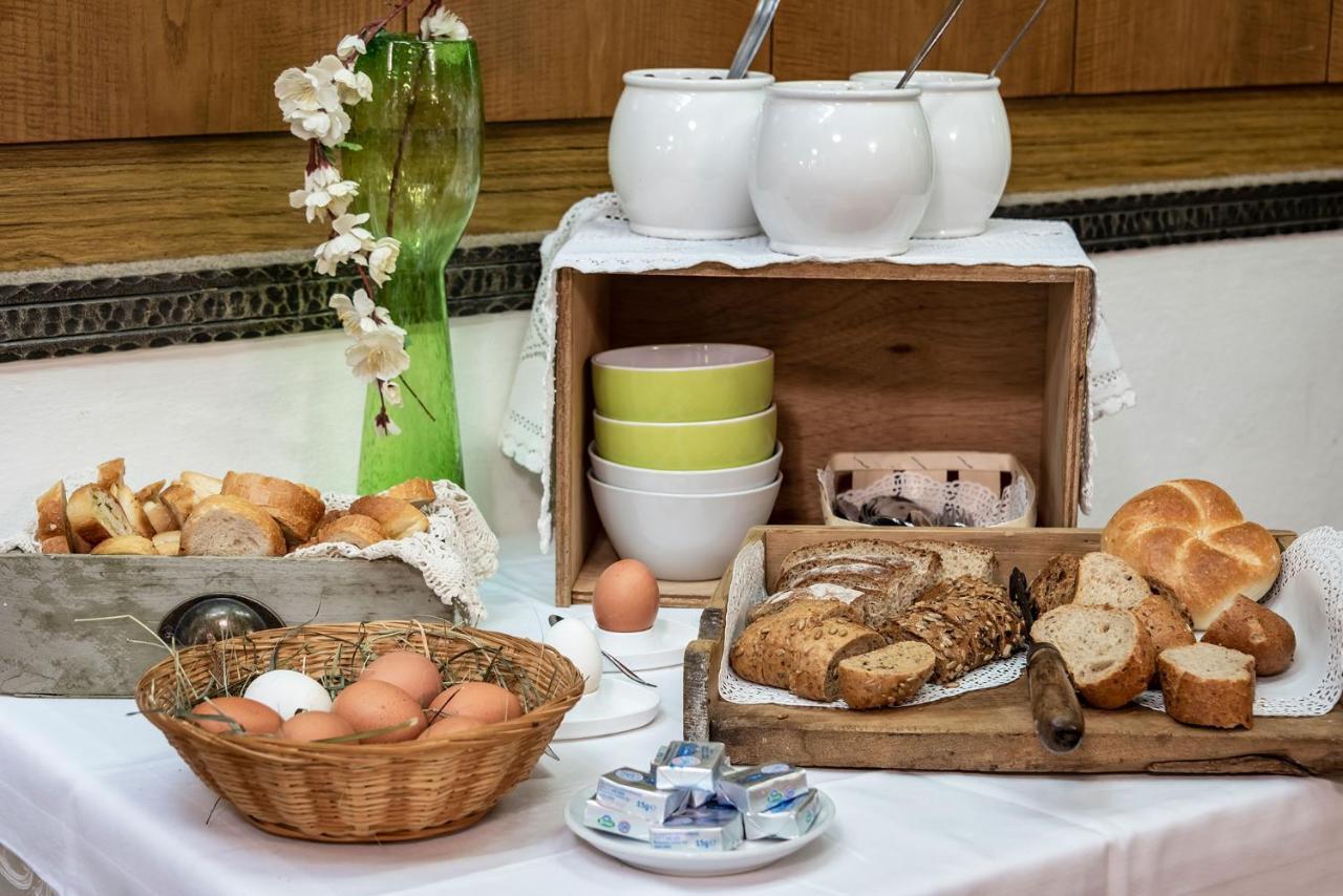 Hotel Weisse Lilie - B&B Rio di Pusteria ภายนอก รูปภาพ