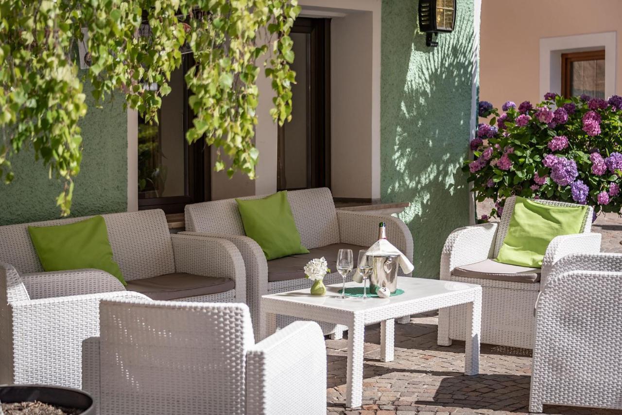 Hotel Weisse Lilie - B&B Rio di Pusteria ภายนอก รูปภาพ