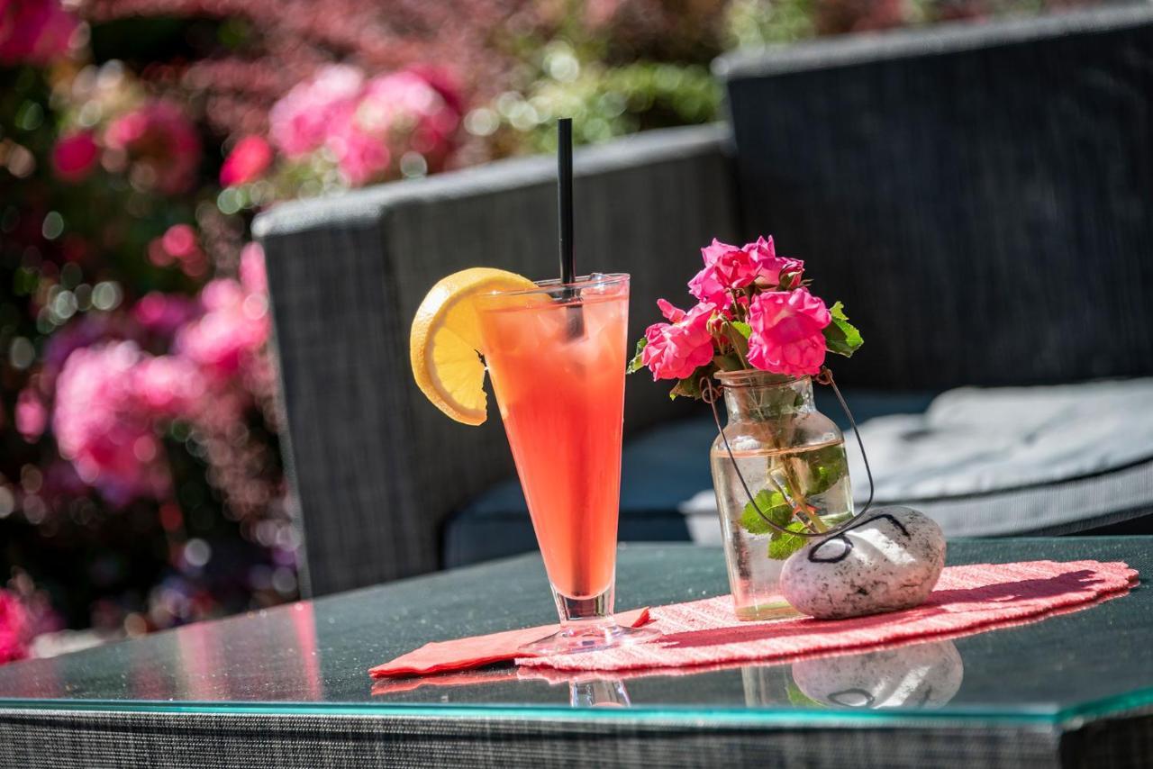 Hotel Weisse Lilie - B&B Rio di Pusteria ภายนอก รูปภาพ
