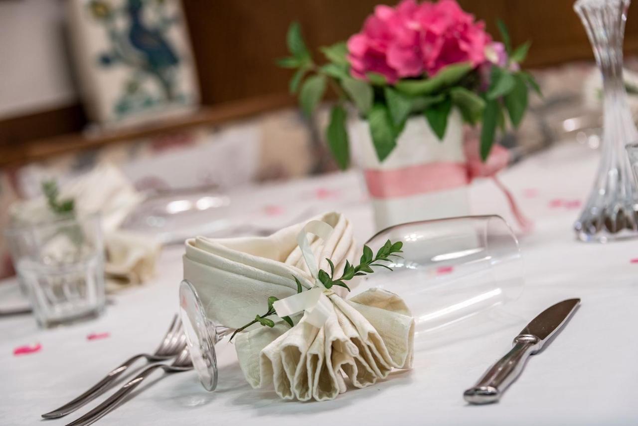 Hotel Weisse Lilie - B&B Rio di Pusteria ภายนอก รูปภาพ