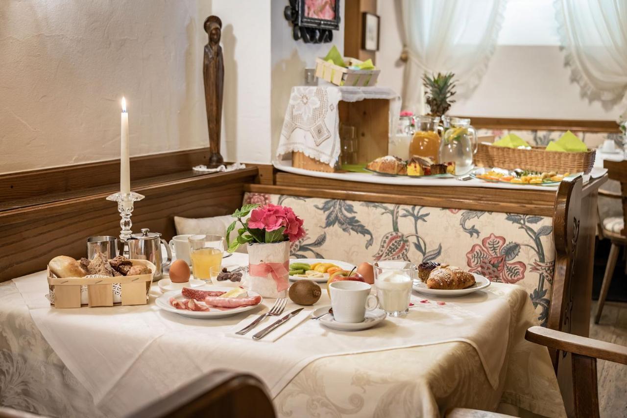 Hotel Weisse Lilie - B&B Rio di Pusteria ภายนอก รูปภาพ
