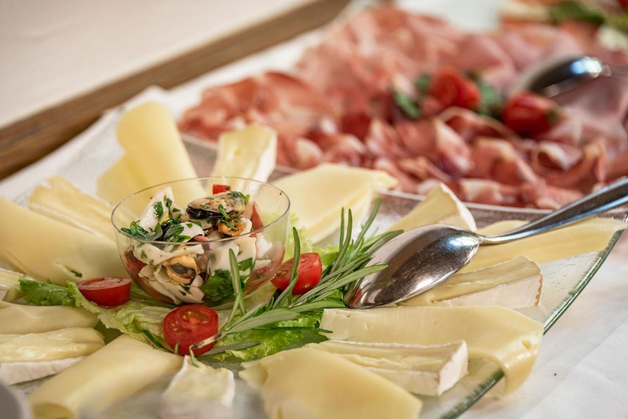 Hotel Weisse Lilie - B&B Rio di Pusteria ภายนอก รูปภาพ