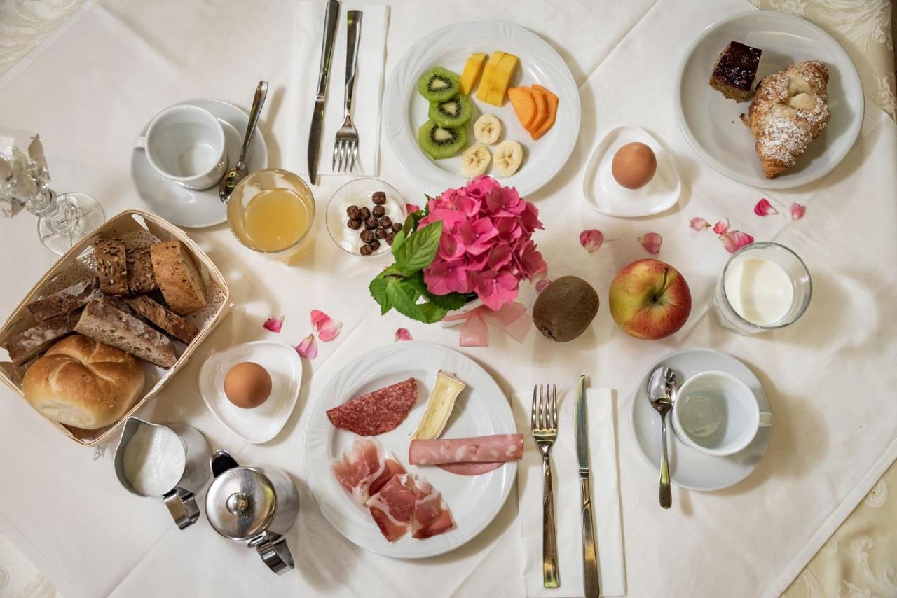 Hotel Weisse Lilie - B&B Rio di Pusteria ภายนอก รูปภาพ