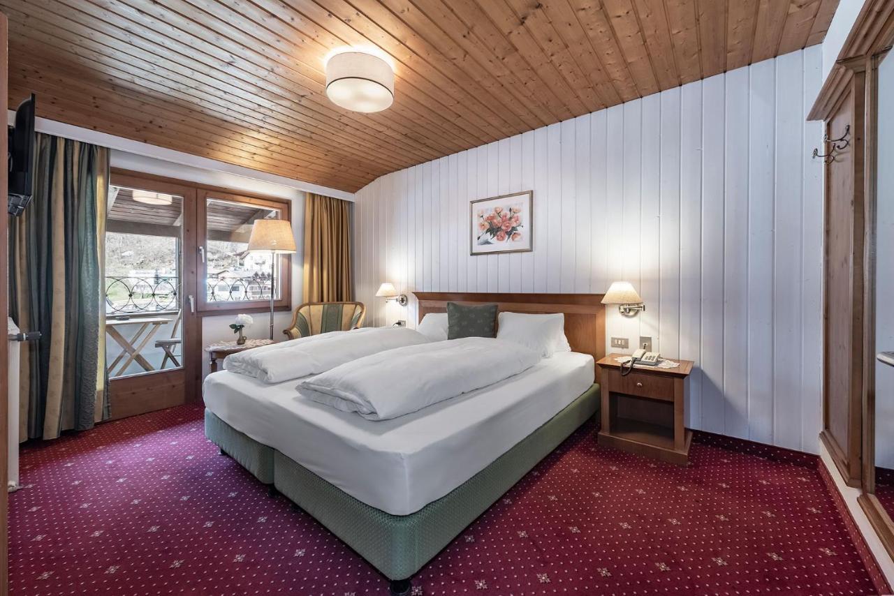 Hotel Weisse Lilie - B&B Rio di Pusteria ภายนอก รูปภาพ