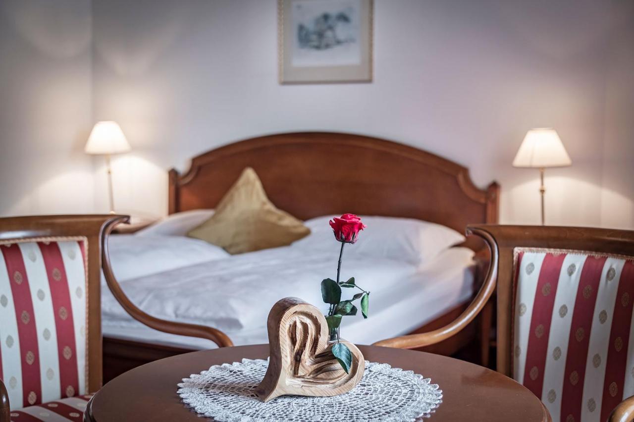 Hotel Weisse Lilie - B&B Rio di Pusteria ภายนอก รูปภาพ
