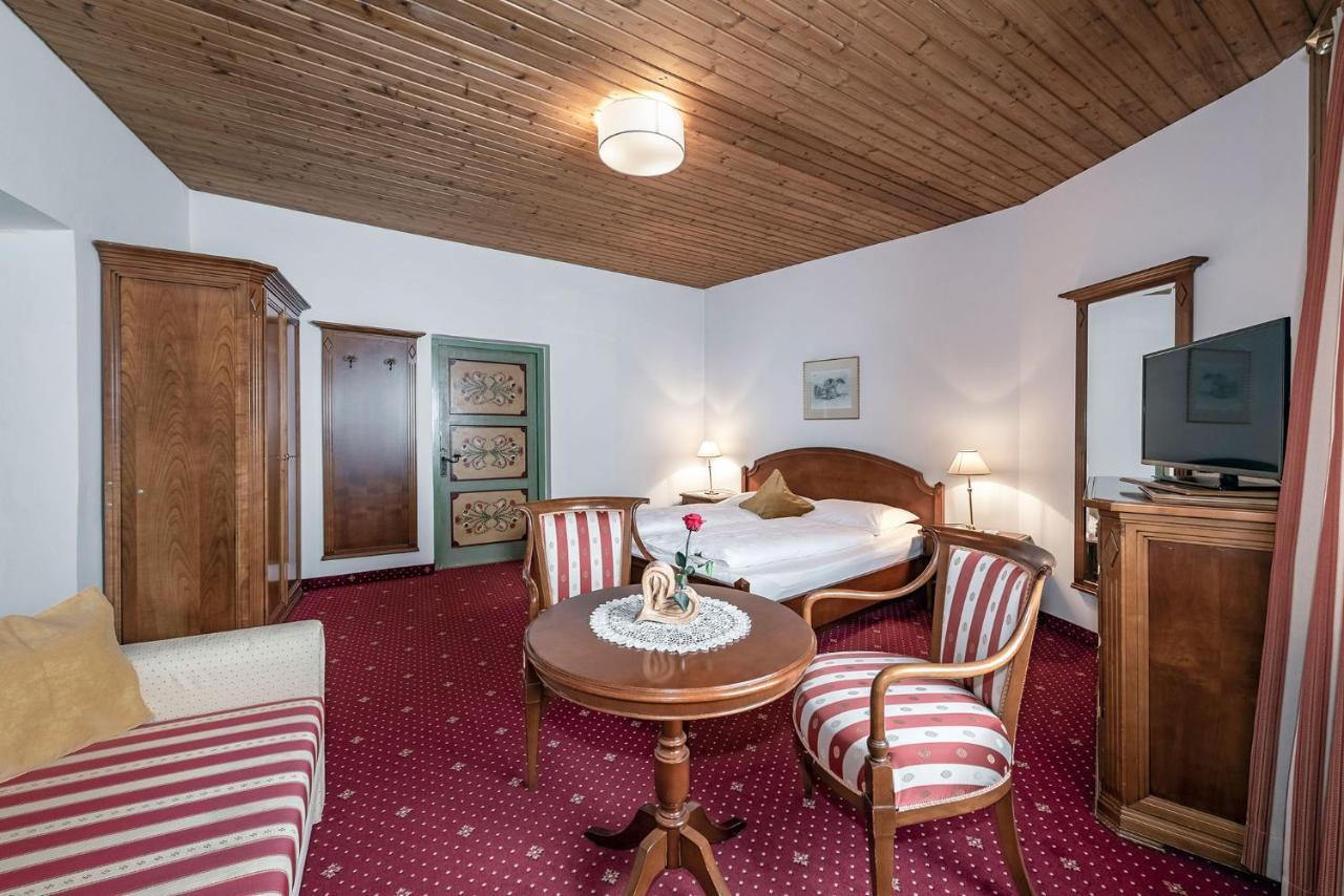Hotel Weisse Lilie - B&B Rio di Pusteria ภายนอก รูปภาพ