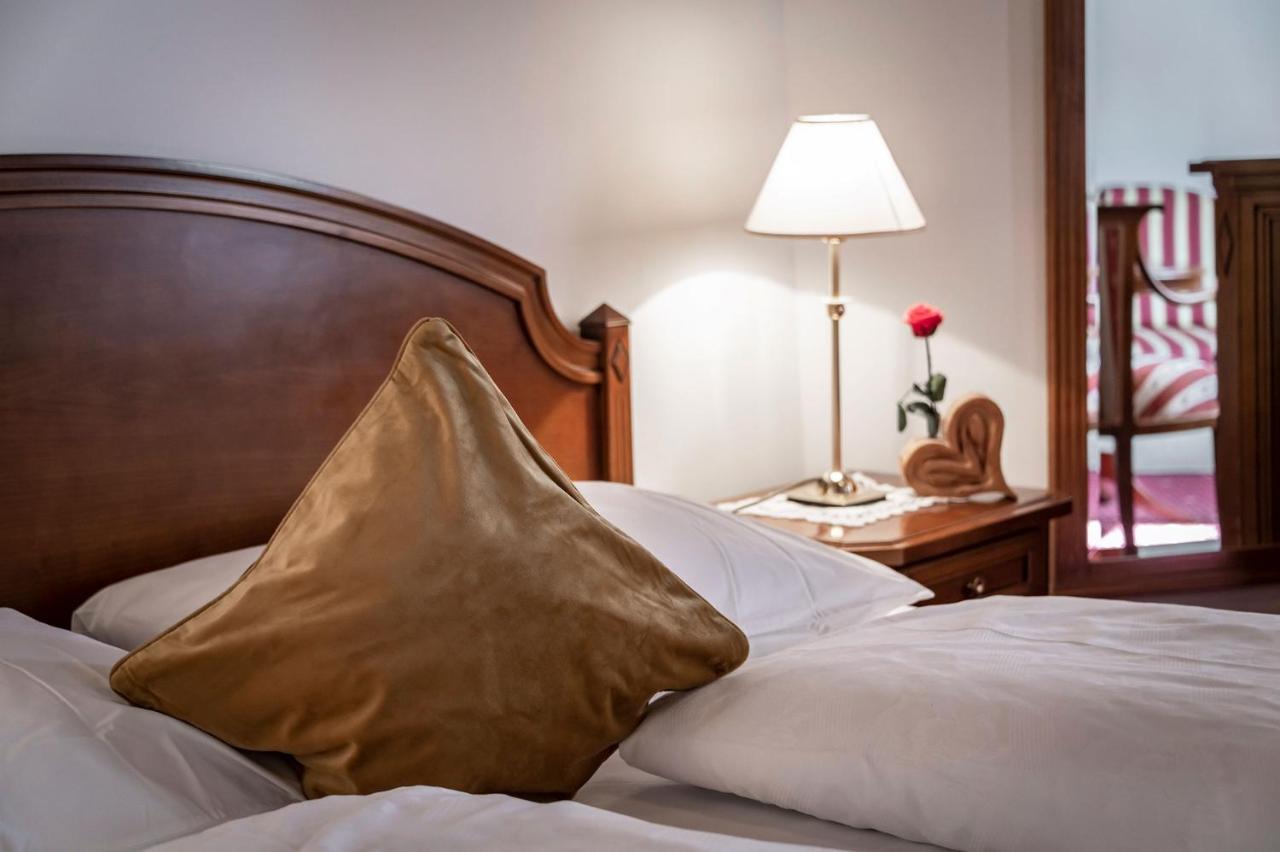 Hotel Weisse Lilie - B&B Rio di Pusteria ภายนอก รูปภาพ